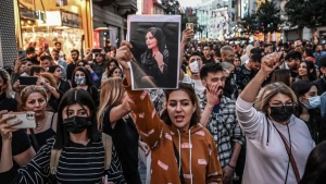 21 Σεπτεμβρίου 2022, Τεχεράνη, Ιράν. Διαδήλωση με αφορμή το θάνατο της 22χρονης Μαχσά Αμινί ενώ είχε προσαχθεί από την αποκαλούμενη «αστυνομία ηθών». Η ισλαμική θεοκρατία, όπως η αυταρχική δεσποτεία του Πούτιν στη Ρωσία ή ο αριστερός λαϊκισμός στη Βενεζουέλα του Μαδούρο είναι μερικές όψεις του ίδιου νομίσματος: της άρνησης της δημοκρατίας από σύγχρονους ολοκληρωτισμούς και αυταρχισμούς.