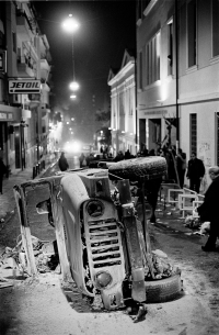 Δεκέμβριος 2008, οδός Σίνα, Αθήνα. Εικόνα καταστροφής, μερικές μέρες μετά το φόνο του Αλέξανδρου Γρηγορόπουλου από τον αστυνομικό Κορκονέα. 