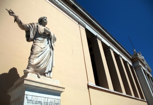 Η μεταρρύθμιση του ελληνικού Πανεπιστημίου συνεχώς σκοντάφτει σε εμπόδια. Σύμφωνα με τις έως τώρα πληροφορίες, με το νέο υπό κυοφορία νομοσχέδιο του υπουργείου Παιδείας, το προτεινόμενο σύστημα διοίκησης των ΑΕΙ συνιστά μία θεμελιακή υποχώρηση από τις μεταρρυθμιστικές κατακτήσεις του νόμου 4009/2011 και του νόμου 4076/2012, οι οποίες καταπολεμήθηκαν και τελικά ανετράπησαν κατά την περίοδο της διακυβέρνησης ΣΥΡΙΖΑΝΕΛ. Δέκα χρόνια μετά την προσπάθεια εκσυγχρονισμού του μοντέλου Διοίκησης των ελληνικών Πανεπιστημίων και τη θεσμοθέτηση ελεγκτικών αντίβαρων (checks and balances) μεταξύ του Πρύτανη και του Συμβουλίου Διοίκησης, είναι αδικαιολόγητο να προσπαθούμε να ανακαλύπτουμε ξανά και ξανά τον τροχό.