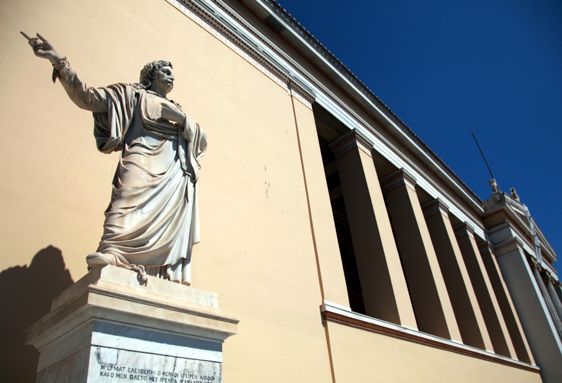 Η μεταρρύθμιση του ελληνικού Πανεπιστημίου συνεχώς σκοντάφτει σε εμπόδια. Σύμφωνα με τις έως τώρα πληροφορίες, με το νέο υπό κυοφορία νομοσχέδιο του υπουργείου Παιδείας, το προτεινόμενο σύστημα διοίκησης των ΑΕΙ συνιστά μία θεμελιακή υποχώρηση από τις μεταρρυθμιστικές κατακτήσεις του νόμου 4009/2011 και του νόμου 4076/2012, οι οποίες καταπολεμήθηκαν και τελικά ανετράπησαν κατά την περίοδο της διακυβέρνησης ΣΥΡΙΖΑΝΕΛ. Δέκα χρόνια μετά την προσπάθεια εκσυγχρονισμού του μοντέλου Διοίκησης των ελληνικών Πανεπιστημίων και τη θεσμοθέτηση ελεγκτικών αντίβαρων (checks and balances) μεταξύ του Πρύτανη και του Συμβουλίου Διοίκησης, είναι αδικαιολόγητο να προσπαθούμε να ανακαλύπτουμε ξανά και ξανά τον τροχό. 