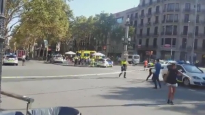 Βαρκελώνη, 17 Αυγούστου 2017. H αστυνομία έχει αποκλείσει την πλατεία Ράμπλας έπειτα από το πολύνεκρο τρομοκρατικό κτύπημα κατά των ανέμελων περιπατητών του τουριστικού κέντρου της πόλης. Αυτή τη φορά, ως φονικό όπλο χρησιμοποιήθηκε ένα φορτηγάκι.  