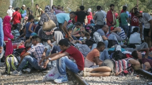 Μετανάστες και πρόσφυγες στη σιδηροδρομική γραμμή της Ειδομένης, στα σύνορα της Ελλάδας με την πΓΔ της Μακεδονίας. 