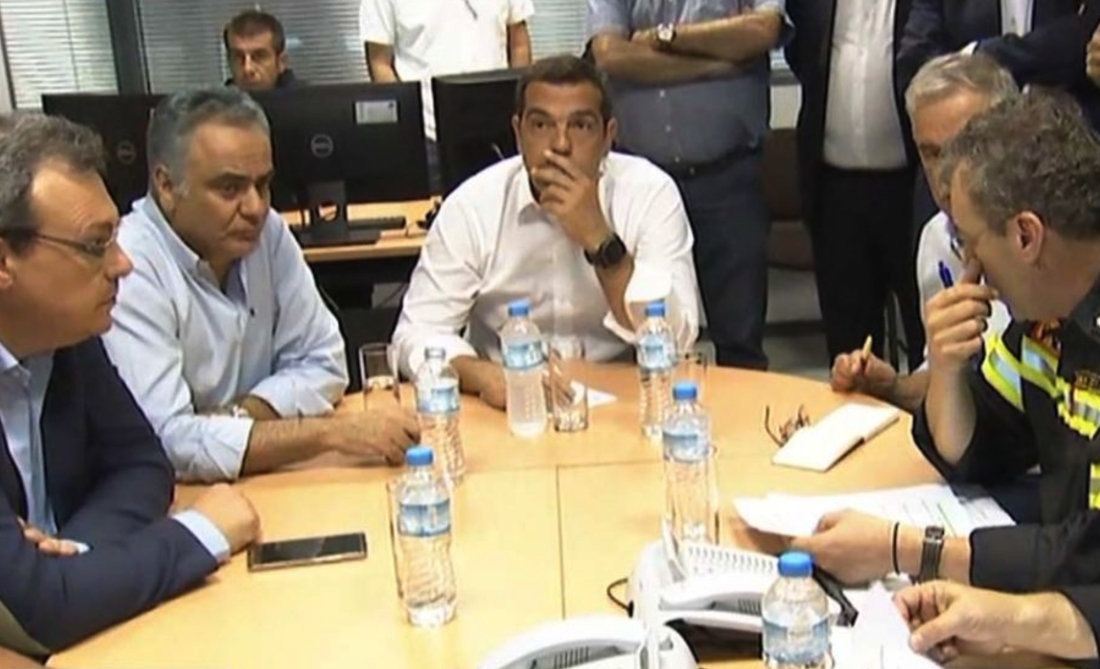 23 Ιουλίου 2018, γύρω στα μεσάνυχτα. Ο Αλέξης Τσίπρας προεδρεύει σύσκεψης η εικόνα της οποίας μεταδίδεται από την τηλεόραση. Εκεί, ενώ όλοι γνωριζαν για νεκρούς και ενώ στη Ραφήνα ιδιώτες με βάρκες προσπαθούσαν να σώσουν όσους είχαν πέσει στο νερό για να γλιτώσουν τη φωτιά, ο τότε πρωθυπουργός ζήτησε το πρωί να πετάξουν τα αεροπλάνα! 