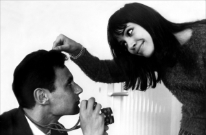 Μισέλ Σουμπόρ και Άννα Καρίνα στην ταινία του Ζαν-Λυκ Γκοντάρ, Ο μικρός στρατιώτης (1963).  