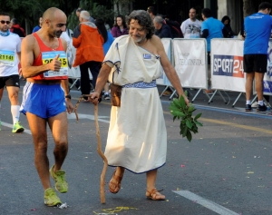 &Sigma;&tau;&iota;&gamma;&mu;&iota;ό&tau;&upsilon;&pi;&omicron; &alpha;&pi;ό &tau;&omicron;&nu; &tau;&epsilon;&lambda;&epsilon;&upsilon;&tau;&alpha;ί&omicron; &Mu;&alpha;&rho;&alpha;&theta;ώ&nu;&iota;&omicron; &tau;&eta;&sigmaf; &Alpha;&theta;ή&nu;&alpha;&sigmaf;. &Pi;&rho;&omicron;&sigma;&kappa;&omicron;&lambda;&lambda;&eta;&mu;έ&nu;&omicron;&iota; &sigma;&epsilon; &mu;&iota;&alpha; &upsilon;&pi;&omicron;&tau;ί&theta;&epsilon;&tau;&alpha;&iota; έ&nu;&delta;&omicron;&xi;&eta; &alpha;&rho;&chi;&alpha;&iota;ό&tau;&eta;&tau;&alpha; (&kappa;&alpha;&iota; &sigma;&tau;&omicron; &kappa;&iota;&tau;&sigmaf; &tau;&eta;&sigmaf;), &eta; &sigma;ύ&gamma;&chi;&rho;&omicron;&nu;&eta; &Epsilon;&lambda;&lambda;ά&delta;&alpha; &alpha;&delta;&upsilon;&nu;&alpha;&tau;&epsilon;ί &nu;&alpha; &beta;&rho;&epsilon;&iota; &tau;&alpha;&upsilon;&tau;ό&tau;&eta;&tau;&alpha; &sigma;&epsilon; έ&nu;&alpha;&nu; ό&lambda;&omicron; &kappa;&alpha;&iota; &pi;&iota;&omicron; &alpha;&nu;&tau;&alpha;&gamma;&omega;&nu;&iota;&sigma;&tau;&iota;&kappa;ό &kappa;ό&sigma;&mu;&omicron;. 