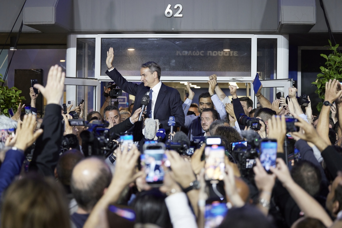 21 Μαΐου 2023, οδός Πειραιώς, Αθήνα. Ο πρωθυπουργός Κυριάκος Μητσοτάκης χαιρετάει συγκεντρωμένους οπαδούς του κόμματός του, έπειτα από την οριστικοποίηση του εκλογικού αοτελέσματος, που επικύρωσε τη θριαμβευτική νίκη της ΝΔ με ποσοστό 40,79%, που συνοδεύτηκε από συντριβή του ΣΥΡΙΖΑ, με ποσοστό 20,07%.