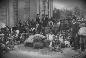 Πρόσφυγες θύματα των πρώτων διωγμών, το διάστημα 1914-1918, στη Μικρά Ασία, ενώ περιμένουν να εγκατασταθούν στη Μυτιλήνη.  