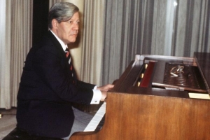 Ο Χέλμουτ Σμιτ (1918-2015), στο πιάνο.