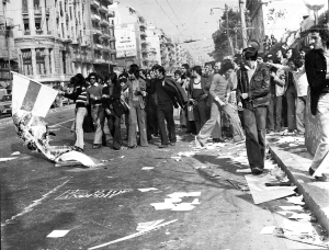 Νοέμβριος 1973, οδός Πατησίων, Αθήνα. Φοιτητές καίνε σημαία με το πουλί, το σύμβολο της χούντας.