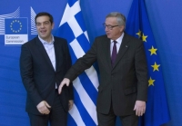 Ο πρόεδρος της Κομισιόν, Ζαν-Κλοντ Γιούνκερ, υποδέχεται τον έλληνα πρωθυπουργό Αλέξη Τσίπρα στο Ευρωκοινοβούλιο.