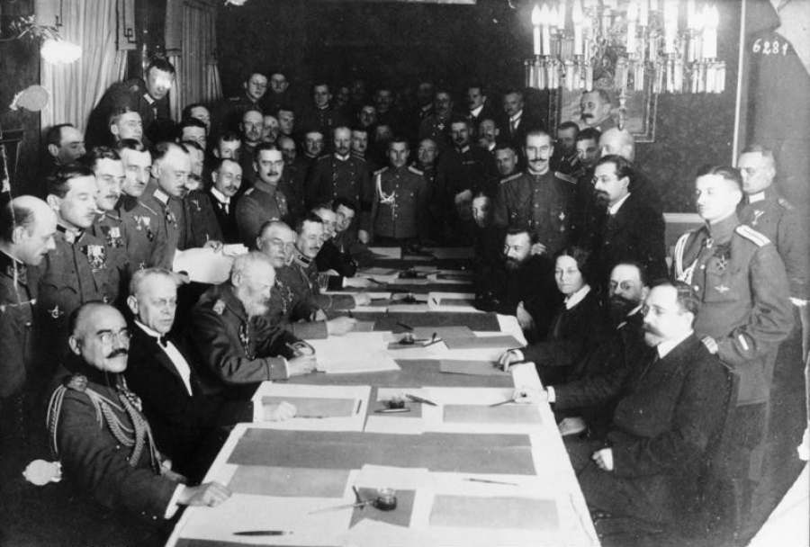 Γερμανοί και Ρώσοι υπογράφουν τη συνθήκη. 