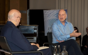 &Omicron; &Sigma;&tau;ά&theta;&eta;&sigmaf; &Kappa;&alpha;&lambda;ύ&beta;&alpha;&sigmaf; (&delta;&epsilon;&xi;&iota;ά) &alpha;&pi;&alpha;&nu;&tau;ά &sigma;&tau;&iota;&sigmaf; &epsilon;&rho;&omega;&tau;ή&sigma;&epsilon;&iota;&sigmaf; &tau;&omicron;&upsilon; &Eta;&lambda;ί&alpha; &Kappa;&alpha;&nu;έ&lambda;&lambda;&eta;.