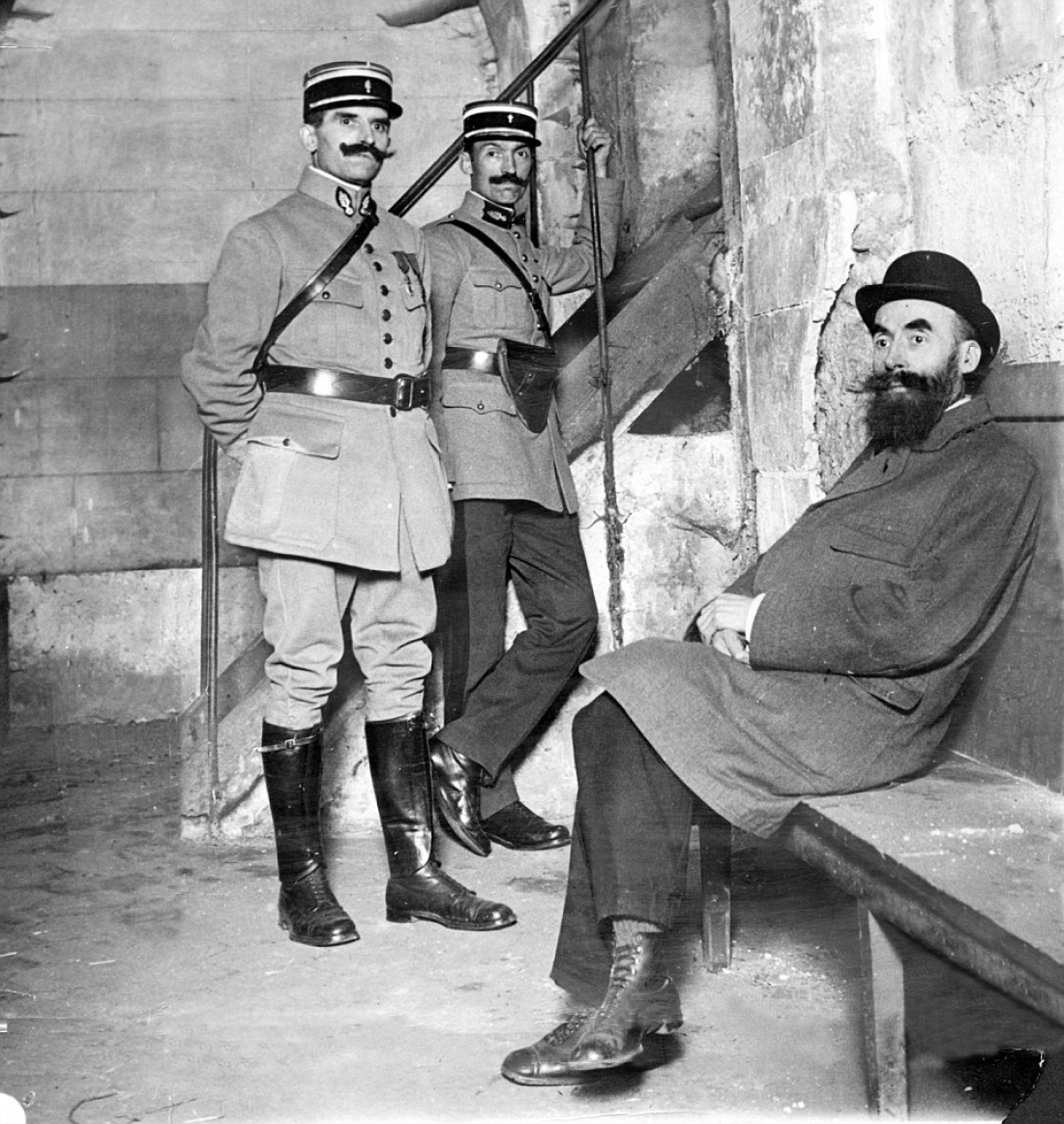 Ο Λαντρύ με τους φρουρούς του, περιμένοντας να εισαχθεί στο δικαστήριο.  