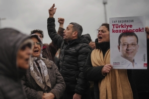 19 Μαρτίου 2025, Τουρκία. Διαδηλωτές με αφίσες του δημάρχου της Κωνσταντινούπολης Εκρέμ Ιμάμογλου διαμαρτύρονται έξω από το τμήμα ασφαλείας Βατάν, όπου οδηγήθηκε ο δήμαρχος της Κωνσταντινούπολης μετά τη σύλληψή του.  