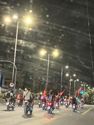 Ξημερώματα 26ης Ιουνίου, Αθήνα, οδός βασιλέως Κωνσταντίνου. Μερικοί οπαδοί του ΚΚΕ με κόκκινες σημαίες πανηγυρίζουν το εκλογικό αποτέλεσμα. Οι οπαδοί των υπόλοιπων κομμάτων ήσαν από νωρίς στα σπίτια τους.