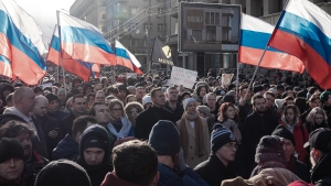 29 Φεβρουαρίου 2020, Μόσχα. Ο Ναβάλνι (στο κέντρο) συμμετέχει σε πορεία στη μνήμη του δολοφονηθέντος πολιτικού της αντιπολίτευσης, σφοδρού επικριτή του Πούτιν, Μπόρις Νεμτσόφ.