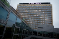 H φωτεινή επιγραφή, «Je suis Charlie», στον τελευταίο όροφο του συγκροτήματος Τύπου Σπρίνγκερ, στο Βερολίνο. 