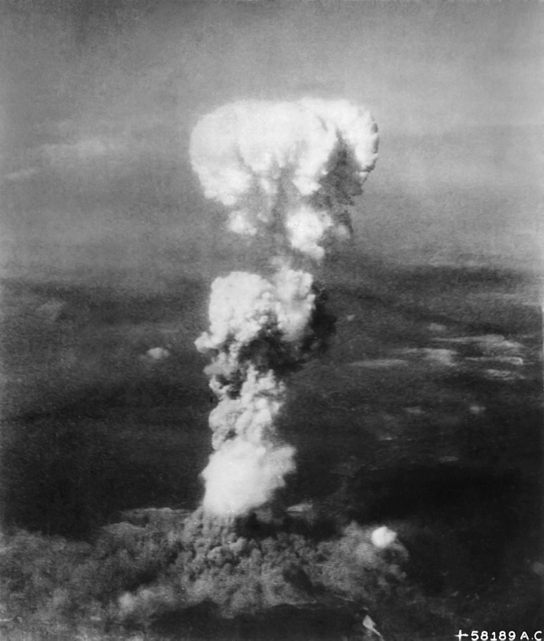 6 Αυγούστου 1945, Χιροσίμα, Ιαπωνία. Μετά την έκρηξη της ατομικής βόιμβας σχηματίστηκε αυτό το πελώριο &quot;μανιτάρι&quot;.
