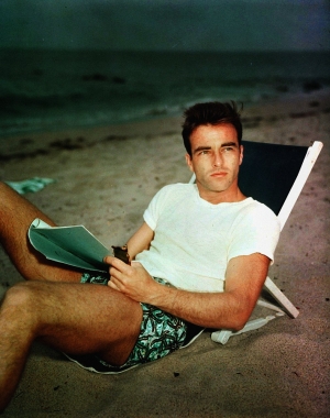Ο ηθοποιός Μοντγκόμερι Κλιφτ (1920-1966) μελετά στην παραλία. Η μυθολογία του Χόλιγουντ συχνά συνέδεε τους σταρ της με την ανάγνωση.