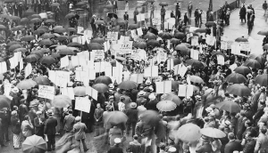 Μαύρη Πέμπτη, 24 Οκτωβρίου 1929. Το κραχ στη Wall Street είναι γεγονός και εργαζόμενοι του Χρηματιστηρίου ή επενδυτές βγαίνουν στο δρόμο.  
