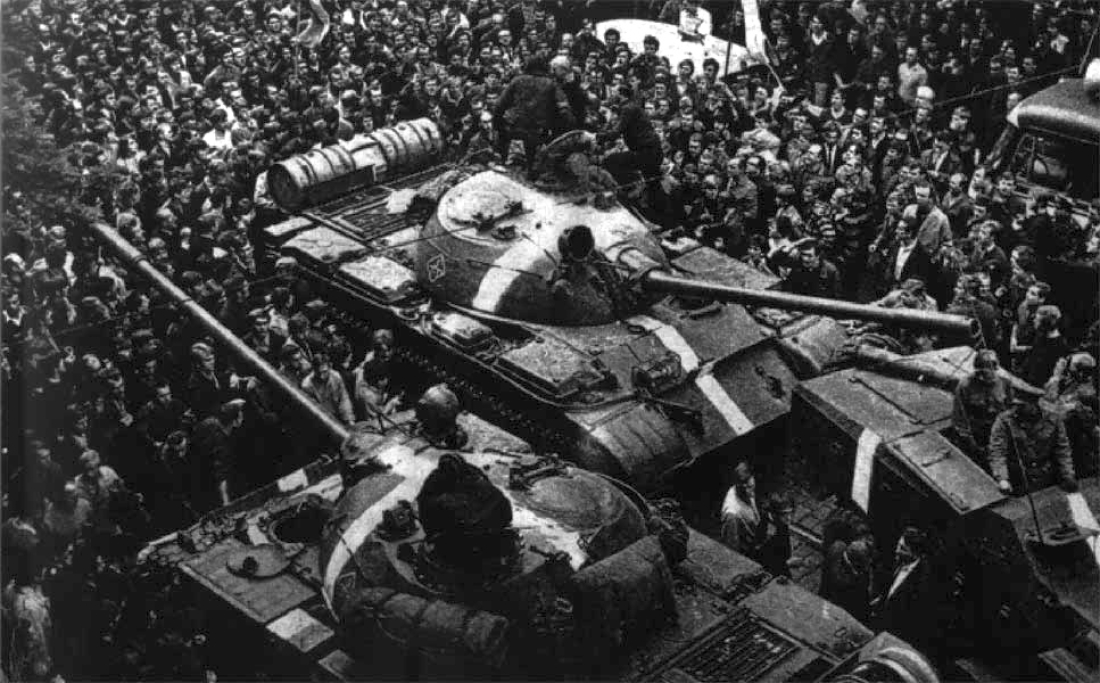 Αύγουστος 1968, Πράγα. Διαδηλωτές περικυκλώνουν τα σοβιετικά τανκς, τις πρώτες ημέρες της εισβολής της ΕΣΣΔ στην Τσεχοσλοβακία