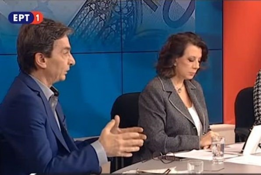 O δημοσιογράφος στην ΕΡΤ Σωτήρης Καψώχας (στη φωτογραφία, με την επίσης δημοσιογράφο Κατερίνα Ακριβοπούλου), που χαρακτήρισε τον πρόεδρο της ΝΔ, Κυριάκο Μητσοτάκη, νεοφιλελεύθερο και, ταυτοχρόνως, οπαδό ενός θεωρητικού του φασισμού. Η ΝΔ, έπειτα από τους χαρακτηρισμούς εκείνους και την άρνηση της ΕΡΤ να ζητήσει συγνώμη, επέλεξε να μποϊκοτάρει το κρατικό κανάλι, απαγορεύοντας στα στελέχη του να εμφανίζονται στις εκπομπές του.