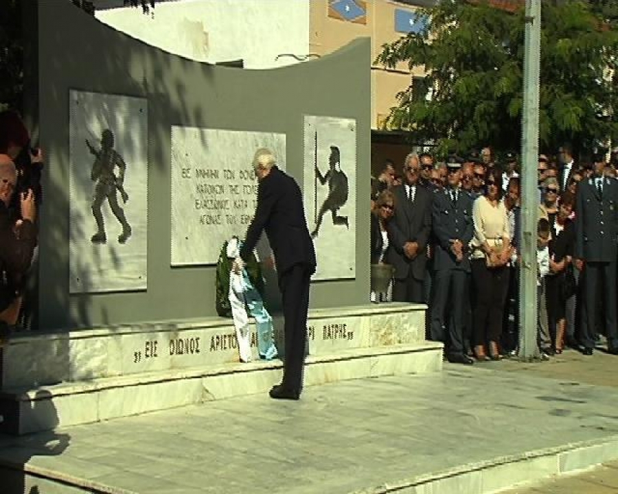 6 Οκτωβρίου 2015. Ο πρόεδρος της δημοκρατίας, Προκόπης Παυλόπουλος, καταθέσει στεφάνι στο ηρώον της Ελλασσώνας.