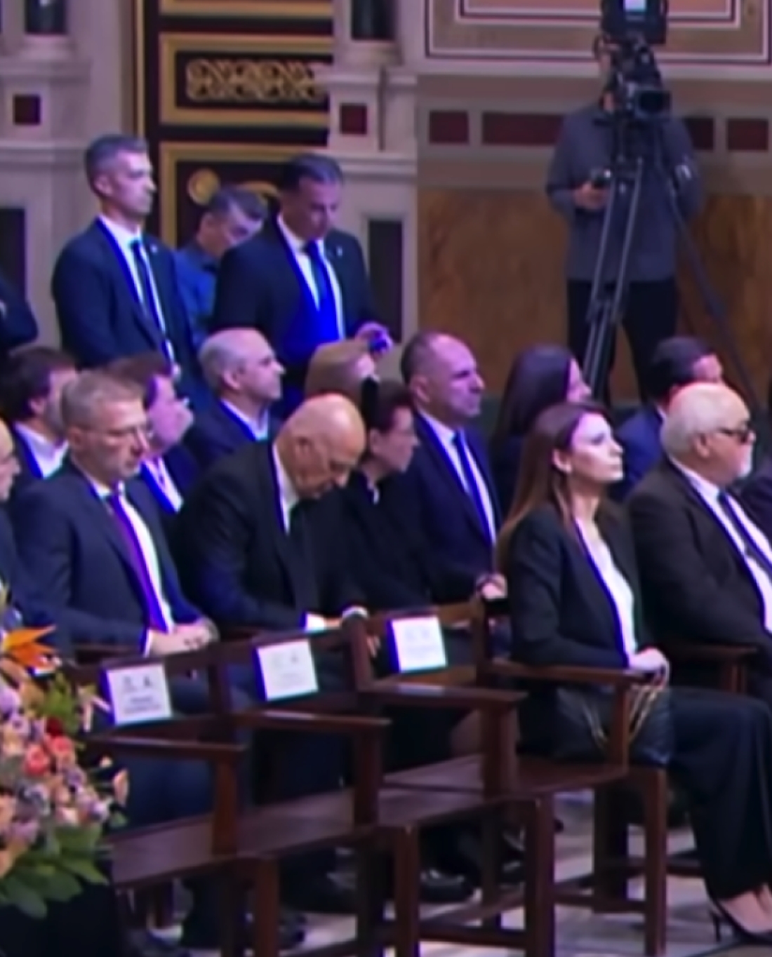 Οι άδειες καρέκλες για την αντιπολίτευση, στη Μητρόπολη Αθηνών, την ώρα της κηδείας του Διονύση Σαββόπουλου. Λεπτομέρεια εικόνας από το βίντεο της τηλεοπτικής μετάδοσης της κηδείας από την ΕΡΤ.