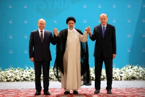 Η φωτογραφία είναι του 20221, αλλά δείχνει ανάγλυφα τις επιδιώξεις αυταρχικών ηγετών που συνασπίζονται. O αγιατολάχ Χαμενεΐ του Ιράν ποζάρει ανάμεσα στον Πούτιν και τον Ερντογάν. 