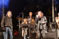 &Pi;&rho;&omega;&tau;&omicron;&mu;&alpha;&gamma;&iota;ά, 2014. &Omicron; &Beta;&alpha;&sigma;ί&lambda;&eta;&sigmaf; &Pi;&alpha;&pi;&alpha;&kappa;&omega;&nu;&sigma;&tau;&alpha;&nu;&tau;ί&nu;&omicron;&upsilon;, &mu;&epsilon; &sigma;&upsilon;&nu;&alpha;&delta;έ&lambda;&phi;&omicron;&upsilon;&sigmaf; &tau;&omicron;&upsilon;, &sigma;&epsilon; &sigma;&upsilon;&nu;&alpha;&upsilon;&lambda;ί&alpha; &sigma;&tau;&eta; &Theta;&epsilon;&sigma;&sigma;&alpha;&lambda;&omicron;&nu;ί&kappa;&eta; &kappa;&alpha;&tau;ά &tau;&omicron;&upsilon; "&mu;&alpha;ύ&rho;&omicron;&upsilon;" &sigma;&tau;&eta;&nu; &Epsilon;&Rho;&Tau;.