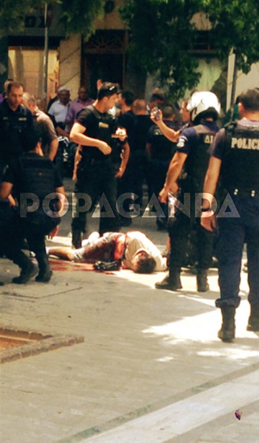 &Tau;&epsilon;&tau;ά&rho;&tau;&eta;, 16 &Iota;&omicron;&upsilon;&lambda;ί&omicron;&upsilon; 2015. &Omicron; &Mu;&alpha;&zeta;&iota;ώ&tau;&eta;&sigmaf; &kappa;&epsilon;ί&tau;&epsilon;&tau;&alpha;&iota; &tau;&rho;&alpha;&upsilon;&mu;&alpha;&tau;&iota;&sigma;&mu;έ&nu;&omicron;&sigmaf; &sigma;&tau;&omicron; &delta;&rho;ό&mu;&omicron;, &pi;&epsilon;&rho;&iota;&sigma;&tau;&omicron;&iota;&chi;&iota;&sigma;&mu;έ&nu;&omicron;&sigmaf; &alpha;&pi;ό &alpha;&sigma;&tau;&upsilon;&nu;&omicron;&mu;&iota;&kappa;&omicron;ύ&sigmaf;. &Eta; &phi;&omega;&tau;&omicron;&gamma;&rho;&alpha;&phi;ί&alpha; &tau;&rho;&alpha;&beta;ή&chi;&theta;&eta;&kappa;&epsilon; &alpha;&pi;ό &tau;&omicron;&nu; &Phi;ώ&tau;&eta; &Beta;&alpha;&lambda;&lambda;ά&tau;&omicron; &kappa;&alpha;&iota; &delta;&eta;&mu;&omicron;&sigma;&iota;&epsilon;ύ&theta;&eta;&kappa;&epsilon; &sigma;&tau;&omicron;&nu; &iota;&sigma;&tau;ό&tau;&omicron;&pi;&omicron; popaganda.gr.