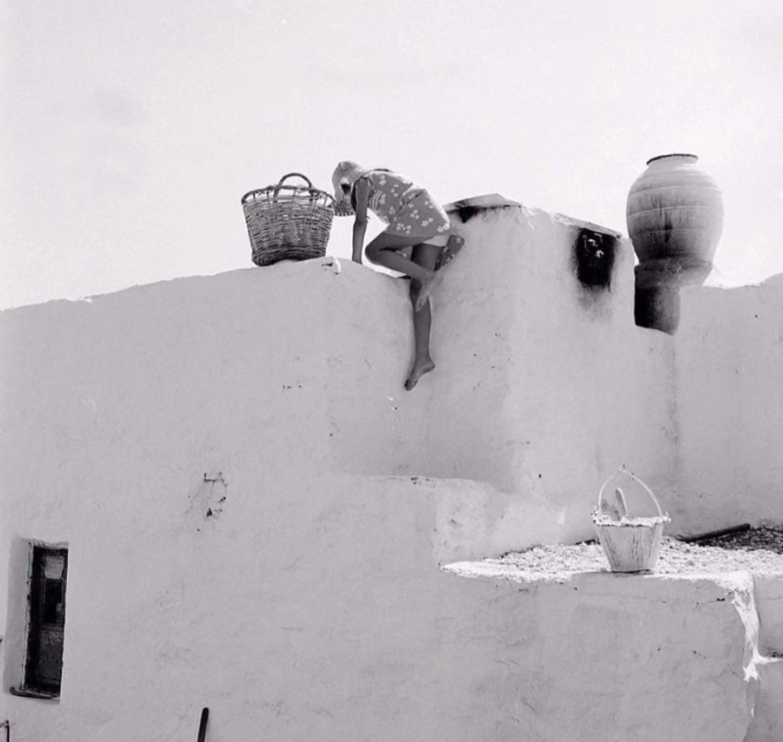 &Kappa;&alpha;&lambda;&omicron;&kappa;&alpha;ί&rho;&iota;. &Phi;&omega;&tau;&omicron;&gamma;&rho;&alpha;&phi;ί&alpha; &tau;&omicron;&upsilon; &Zeta;&alpha;&chi;&alpha;&rho;ί&alpha; &Sigma;&tau;έ&lambda;&lambda;&alpha;, &mu;&epsilon;&tau;&alpha;&xi;ύ 1965-67.