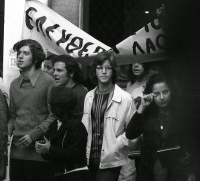 &Nu;&omicron;έ&mu;&beta;&rho;&iota;&omicron;&sigmaf; 1973, &alpha;&pi;ό &delta;&iota;&alpha;&delta;ή&lambda;&omega;&sigma;&eta; &sigma;&tau;&eta;&nu; &omicron;&delta;ό &Pi;&alpha;&tau;&eta;&sigma;ί&omega;&nu;, &mu;&pi;&rho;&omicron;&sigma;&tau;ά &alpha;&pi;ό &tau;&omicron; &Pi;&omicron;&lambda;&upsilon;&tau;&epsilon;&chi;&nu;&epsilon;ί&omicron;. &Epsilon;ί&nu;&alpha;&iota; &epsilon;&nu;&delta;&epsilon;&iota;&kappa;&tau;&iota;&kappa;ό ό&tau;&iota; &omicron;&iota; &nu;έ&epsilon;&sigmaf; &kappa;&alpha;&iota; &omicron;&iota; &nu;έ&omicron;&iota; &pi;&omicron;&upsilon; &sigma;&upsilon;&mu;&mu;&epsilon;&tau;&epsilon;ί&chi;&alpha;&nu; &sigma;&tau;&iota;&sigmaf; &kappa;&iota;&nu;&eta;&tau;&omicron;&pi;&omicron;&iota;ή&sigma;&epsilon;&iota;&sigmaf; &epsilon;ί&chi;&alpha;&nu; &upsilon;&iota;&omicron;&theta;&epsilon;&tau;ή&sigma;&epsilon;&iota; &delta;&upsilon;&tau;&iota;&kappa;ά &pi;&rho;ό&tau;&upsilon;&pi;&alpha; &sigma;&tau;&eta;&nu; &epsilon;&nu;&delta;&upsilon;&mu;&alpha;&sigma;ί&alpha; &tau;&omicron;&upsilon;&sigmaf; &kappa;&alpha;&iota; &gamma;&epsilon;&nu;&iota;&kappa;ό&tau;&epsilon;&rho;&alpha; &sigma;&tau;&eta;&nu; &epsilon;&mu;&phi;ά&nu;&iota;&sigma;ή &tau;&omicron;&upsilon;&sigmaf;.