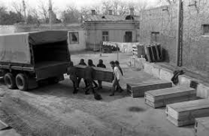 Ξεφόρτωμα φερέτρων που περιέχουν πεσόντες του Κόκκινου Στρατού στο Αφγανιστάν. Σκηνή από το «Φορτίο 200», την κινηματογραφική ταινία που γύρισε το 2007 ο Αλεξέι Μπαλαμπάνοφ.