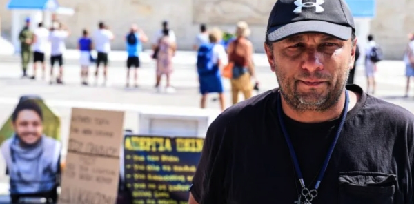 Η βεβήλωση των συμβόλων και η κόπωση της Δημοκρατίας