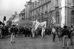 Έλληνες διαδηλώνουν κατά της χούντας στο Παρίσι. Η φωτογραφία είναι του Σίμου Τσαπνίδη, που έμεινε γνωστός ως Σίμος ο Υπαρξιστής.  