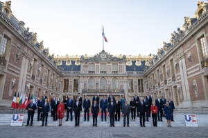 10 Μαΐου 2022, Βερσαλλίες, Γαλλία. Οι ηγέτες των κρατών της Ευρωπαϊκής Ένωσης φωτογραφίζονται μετά το τέλος του Ευρωπαϊκού Συμβουλίου, για τη χάραξη ευρωπαϊκής πολιτικής μετά τη συνέχιση της εισβολής της Ρωσίας κατά της Ουκρανίας. Ενδεικτικό είναι το κείμενο του γάλλου προέδρου, Εμμανουέλ Μακρόν, που συνόδευσε τη δημοσίευση αυτής της φωτογραφίας στο twitter: «Η Ευρώπη πρέπει να αλλάξει. Για την άμυνα, την ενέργεια, τη γεωργία, την υγεία, την τεχνολογία, εμείς οι Ευρωπαίοι πρέπει να λάβουμε ιστορικές αποφάσεις, για την κυριαρχία μας, για το μέλλον μας. […] Ας σταθούμε στο ύψος των περιστάσεων, ας είμαστε ενωμένοι».  