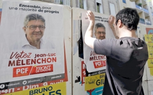 Αφισοκόλληση υπέρ του Ζαν-Λυκ Μελανσόν στη Μασσαλία. Ο αριστερός ηγέτης έχει συγκλίνει με την Ακροδεξιά στον αντιπαγκοσμιοποιητικό αγώνα, ενώ η ιδεολογία του έχει τα τυπικά χαρακτηριστικά του εθνολαϊκισμού.