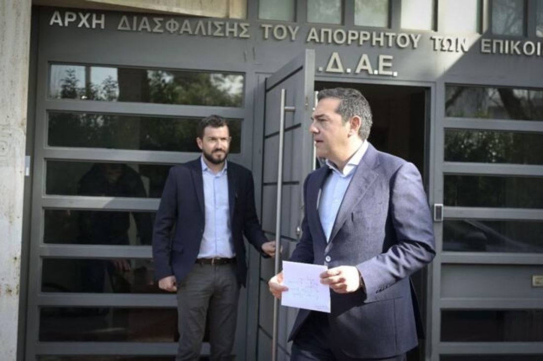 24 Ιανουαρίου 2023. Ο πρόεδρος του ΣΥΡΙΖΑ, Αλέξης Τσίπρας, έξω από τα γραφεία της ΑΔΑΕ, κρατώντας στα χέρια του φάκελο που, κατά πηγές του κόμματος της αξιωματικής αντιπολίτευσης, περιείχε «όλα τα στοιχεία και τις αποδείξεις για τους υπό παρακολούθηση θεσμικούς παράγοντες, όπως προέκυψαν από τους ελέγχους».