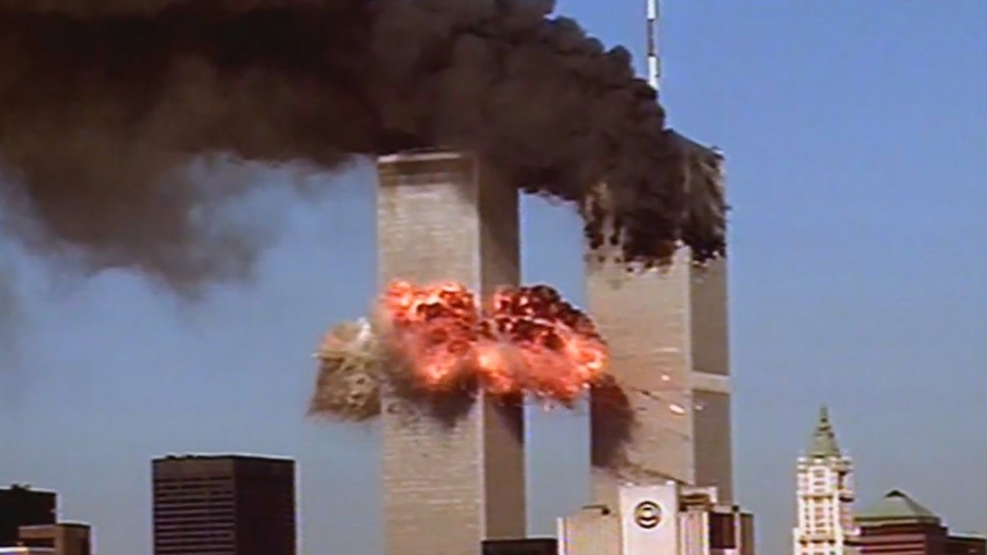 11 Σεπτεμβρίου 2001, Νέα Υόρκη. Οι Δίδυμοι Πύργοι του Μανχάταν φλέγονται. 