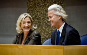 Ένα φάντασμα πλανιέται πάνω απ’ την Ευρώπη, το φάντασμα του ευρωσκεπτικισμού. Η Μαρίν Λεπέν (επικεφαλής του γαλλικού Εθνικού Μετώπου) και ο Γκερτ Βίλντερς (ηγέτης του ολλανδικού FreedomParty) είναι δύο από τους εκπροσώπους αυτής της τάσης. Στην εθνικιστική Ακροδεξιά και οι δύο, δυνητικά θα μπορούσαν να συμμαχήσουν στην κατεύθυνση του μείζονος πολιτικού στόχου τους, της απο-ολοκλήρωσης της Ευρωπαϊκής Ένωσης, με αριστερούς εθνολαϊκιστές. Η φωτογραφία, από πρόσφατη συνάντηση Λεπέν και Βίλντερς. 