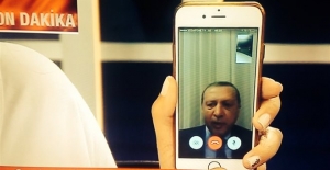 Ο πρόεδρος Ερντογάν απευθύνει μήνυμα προς τους πολίτες να βγουν στους δρόμους και να υπερασπίσουν τη δημοκρατία μέσω του κινητού τηλεφώνου του.