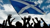 Οπαδοί της ανεξαρτητοποίησης διαδηλώνουν κάτω από την εθνική σημαία της Σκωτίας.