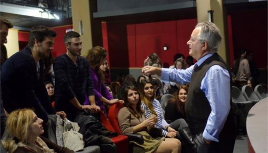 Νοέμβριος 2013. Ο καθηγητής Νίκος Αλιβιζάτος συζητάει με τους φοιτητές της Νομικής στο διάλειμμα διάλεξης στο θέατρο Διάνα, όπου καθηγητές μετέφεραν το μάθημα, επειδή οι σχολές είχαν κλείσει.