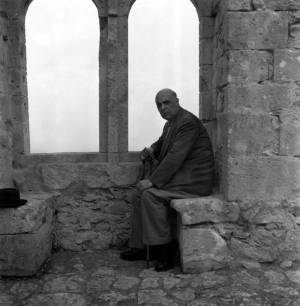Κυριακή 8 Νοεμβρίου 1953. O Γιώργος Σεφέρης φωτογραφίζεται στο κάστρο του Αγίου Ιλαρίωνα, στον Πανταδάκτυλο της Κύπρου, μπροστά στο περίφημο «Παράθυρο της Ρήγαινας» με θέα προς την Κερύνεια.   