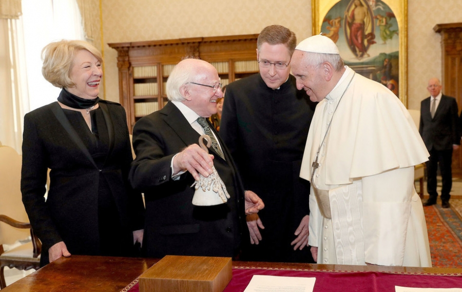 Ο Πάπας Φραγκίσκος καταφθάνει στην Ιρλανδία. Μέλημά του, ο κατευνασμός των πολιτών της χώρας από το σκάνδαλο που προκάλεσαν σεξουαλικά σκάνδαλα στα οποία συμμετείχαν κληρικοί.