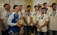 &Alpha;&lambda;έ&xi;&eta;&sigmaf; &Tau;&sigma;ί&pi;&rho;&alpha;&sigmaf;. &Omicron; ά&nu;&theta;&rho;&omega;&pi;&omicron;&sigmaf; &pi;&omicron;&upsilon; &tau;&alpha; &pi;&alpha;ί&zeta;&epsilon;&iota; ό&lambda;&alpha;.