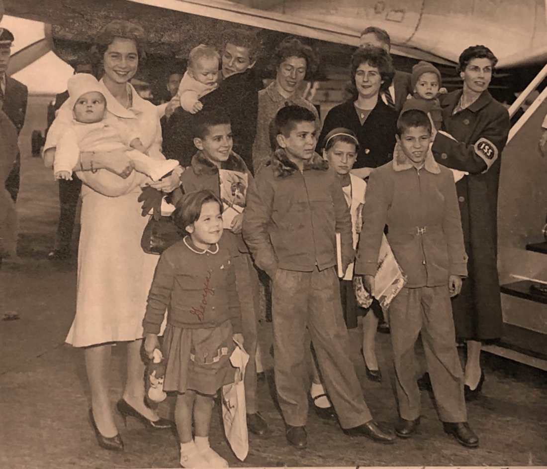 29 Οκτωβρίου 1958, Νέα Υόρκη. H πριγκίπισσα Σοφία της Ελλάδος (αριστερά), η Τζέιν Ράσελ (πλάι της) και υπάλληλοι των κοινωνικών υπηρεσιών καλωσορίζουν στην Αμερική οκτώ ορφανά από την Ελλάδα. Φωτογραφία από το προσωπικό αρχείο της υιοθετημένης Ελληνίδας Έλεν. [Όπως σημείωσε στο λογαριασμό της στο facebook η εκδότρια του βιβλίου στα ελληνικά, Αναστασία Λαμπρία, της τηλεφώνησε μια γυναίκα η οποία είδε τη φωτογραφία στο εξώφυλλο του βιβλίου της Βαν Στιν για να της πει ότι αναγνωρίζει στη φωτογραφία «τα δυο της αδέρφια. Τα συνολικά πέντε αδέρφια της, ορφανά από πατέρα, καταγόμενα από τα Δολιανά Αρκαδίας,  έφυγαν για να υιοθετηθούν στην Αμερική. Την παραμονή της αναχώρησής τους, η μητέρα τους τα πήγε σε φωτογραφείο. Από τα ρούχα της φωτογραφίας, η αδερφή, μωρό τότε, λέει ότι αναγνώρισε σήμερα τα αδέρφια της. Τα αγόρια δεν υιοθετήθηκαν, επειδή κακοποιούνταν παρενέβησαν οι κοινωνικές υπηρεσίες και μεγάλωσαν σε ιδρύματα της Αμερικής.] 