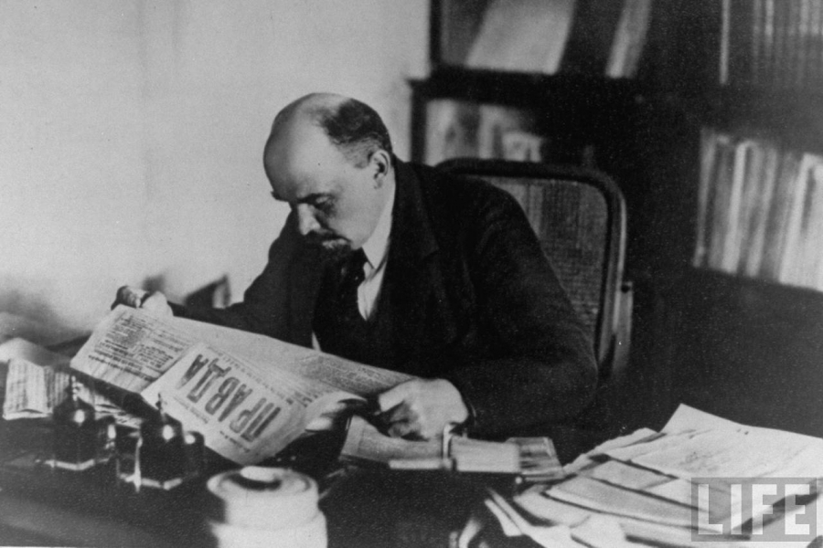 1912. O Βλαντιμίρ Ίλιτς Λένιν διαβάζει την Πράβδα, την κομματική εφημερίδα που, μετά την Επανάσταση, θα γινόταν το επίσημο φύλλο του σοβιετικού καθεστώτος. Ο ηγέτης της Επανάστασης είχε υποστηρίξει με θέρμη την κατάλυση του πλουραλισμού, γνωρίζοντας τη δύναμη της προπαγάνδας.  