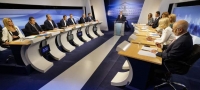 9 &Sigma;&epsilon;&pi;&tau;&epsilon;&mu;&beta;&rho;ί&omicron;&upsilon; 2015, &sigma;&tau;&omicron;ύ&nu;&tau;&iota;&omicron; &tau;&eta;&sigmaf; &Epsilon;&Rho;&Tau;. &Pi;&rho;ώ&tau;&omicron; &pi;&rho;&omicron;&epsilon;&kappa;&lambda;&omicron;&gamma;&iota;&kappa;ό &nu;&tau;&iota;&mu;&pi;έ&iota;&tau;, &alpha;&rho;&iota;&sigma;&tau;&epsilon;&rho;ά &omicron;&iota; &epsilon;&kappa;&pi;&rho;ό&sigma;&omega;&pi;&omicron;&iota; &tau;&omega;&nu; &kappa;&omicron;&mu;&mu;ά&tau;&omega;&nu;, &delta;&epsilon;&xi;&iota;ά &omicron;&iota; &delta;&eta;&mu;&omicron;&sigma;&iota;&omicron;&gamma;&rho;ά&phi;&omicron;&iota;, &epsilon;&kappa;&pi;&rho;ό&sigma;&omega;&pi;&omicron;&iota; &tau;&omega;&nu; &kappa;&alpha;&nu;&alpha;&lambda;&iota;ώ&nu;.
